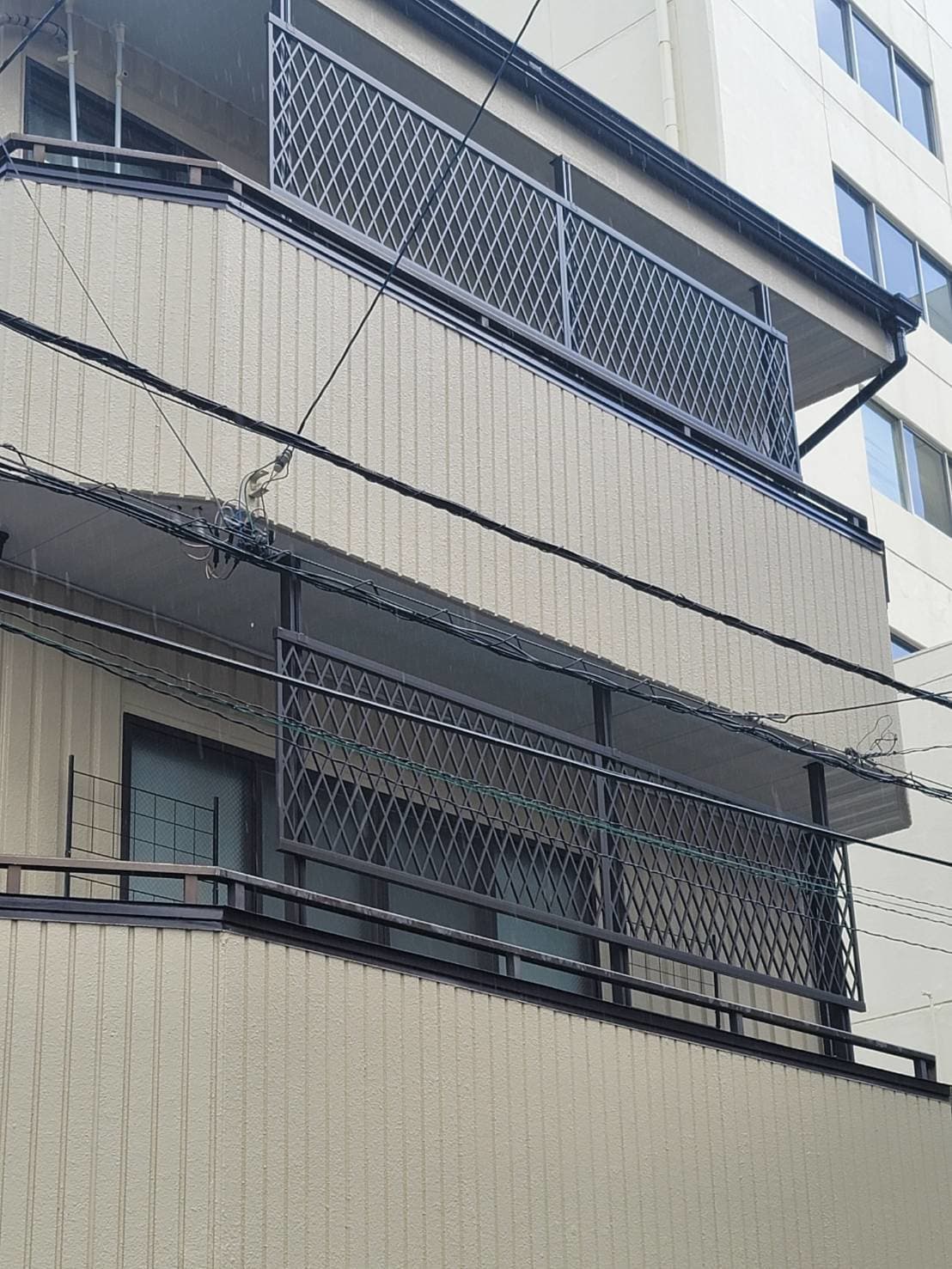 ベランダ転落防止冊設置 | 名古屋市昭和区のエクステリア工事ならイズ美