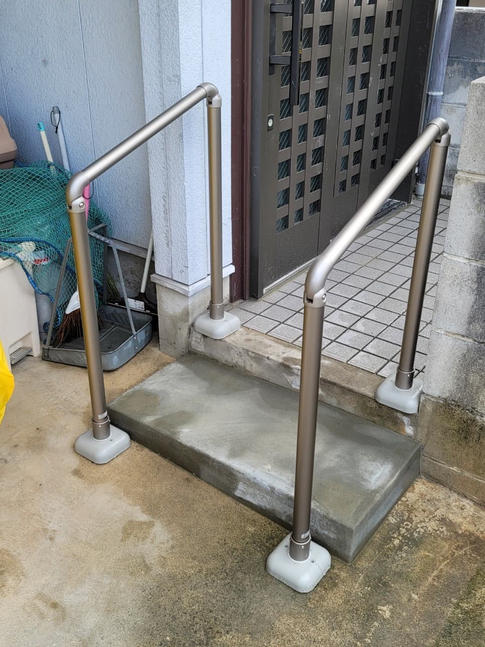 玄関手すり設置 | 名古屋市昭和区のエクステリア工事ならイズ美